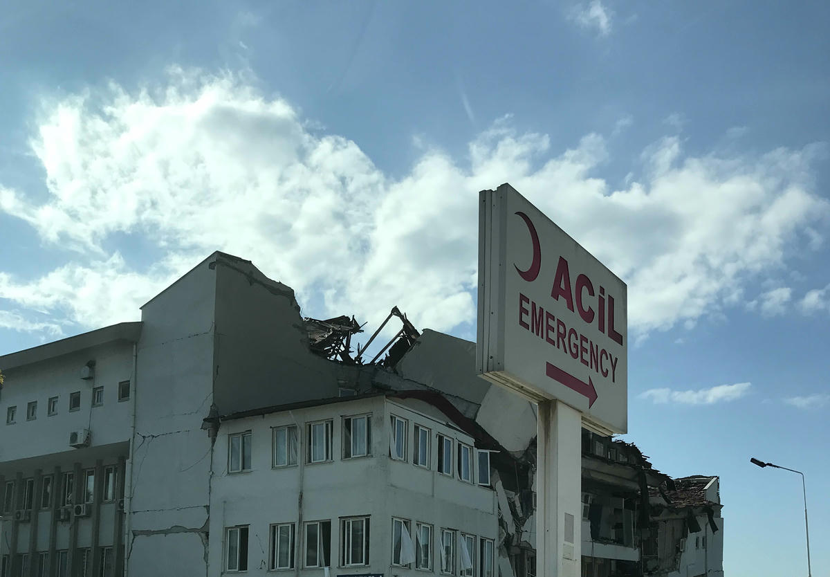 Her şey enkazın altında, tek kurtulan öfke dili